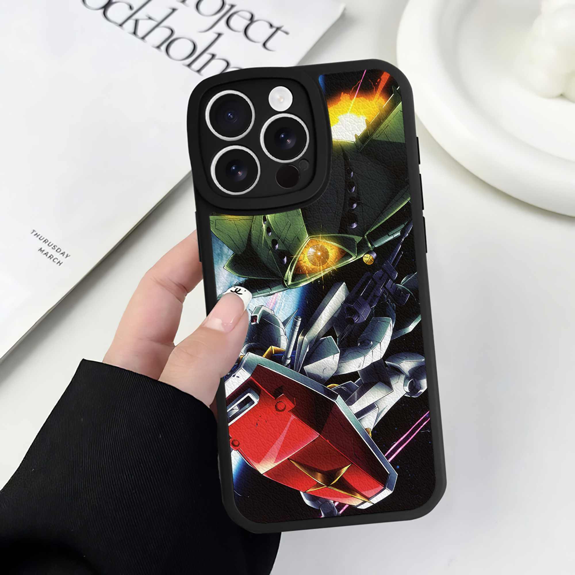 （画像用） 機動戦士ガンダム Mobile Suit Gundam 【iPhone 16シリーズ対応】シリコンスマホケース（レザー調） 材質：シリコン